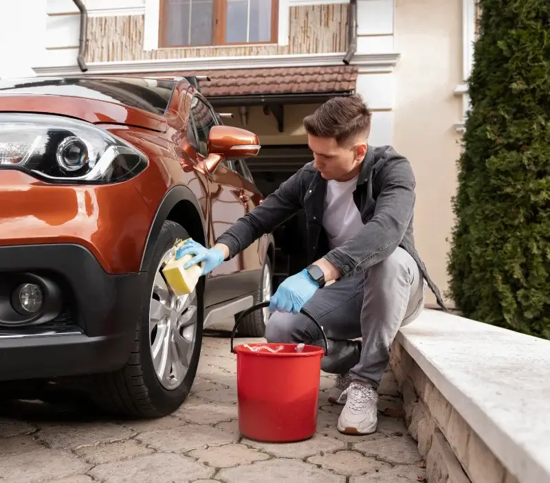 Lavage auto à domicile Oinville-sous-Auneau : professionnel intervenant sur un véhicule